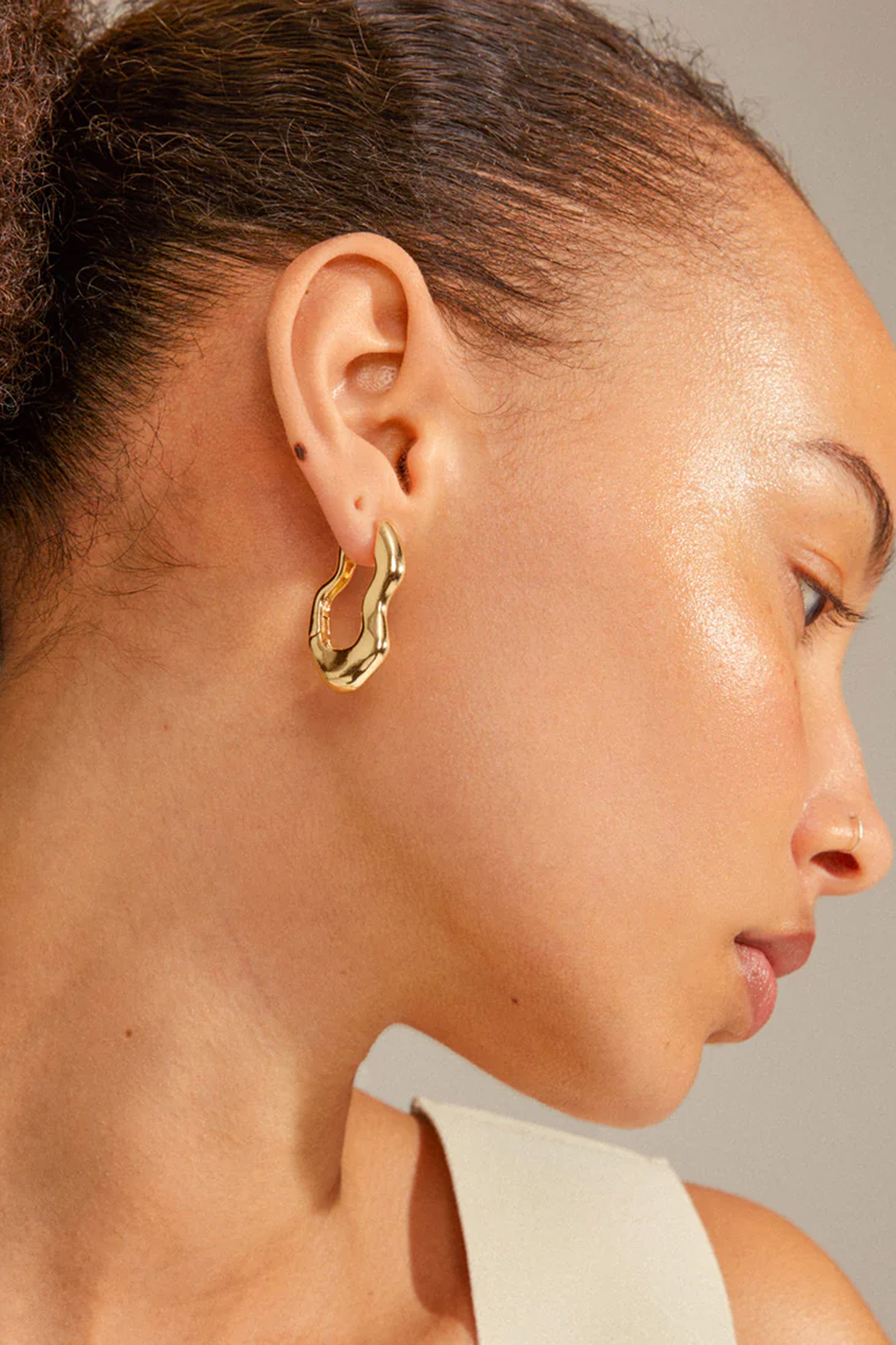 Loulia Wavy Earrings Gold